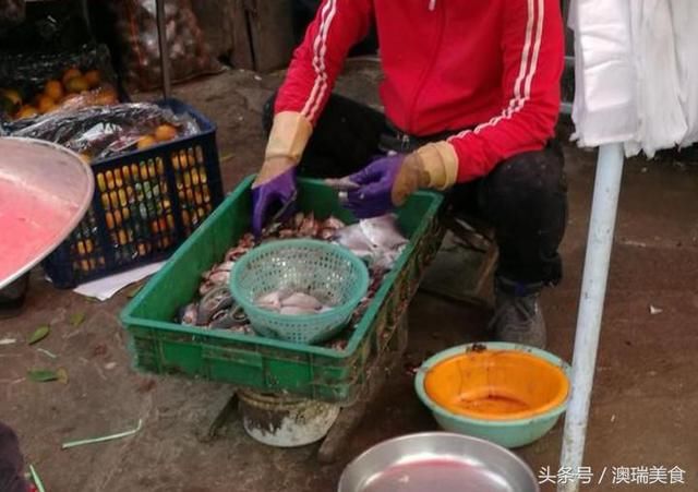 大叔在市场卖自制鱼丸，一天卖鱼500多斤，正月十五前不能休息