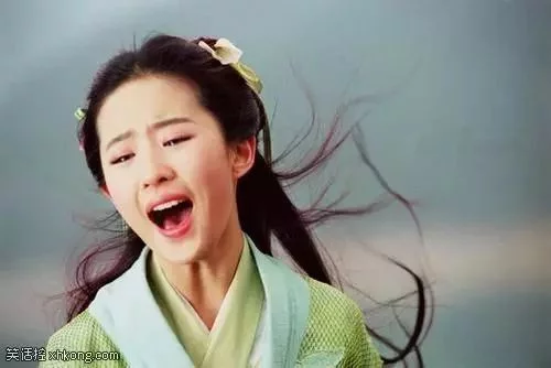搞笑GIF:妈妈已经知道你藏钱的地方了,你下次换个地方吧! 搞笑GIF:妈妈已经知道你藏钱的地方了,你下次换个地方吧!