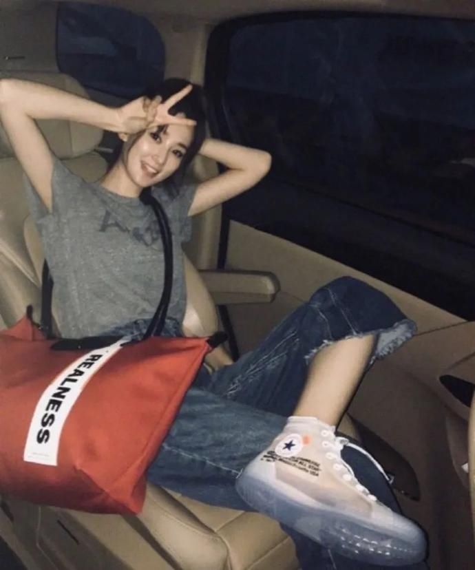 吴亦凡、热狗疯狂带货这双鞋！最快上脚女神，还是朴山多拉！