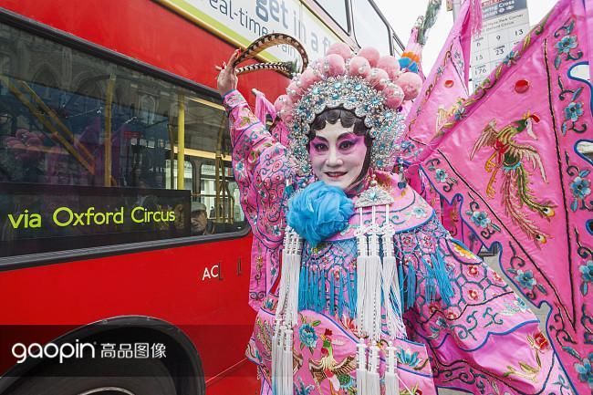 烟花、亮灯、舞龙舞狮，在国外过春节同样精彩