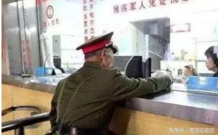 万年的警卫员,为战友扫墓时,竟然发现了自己的