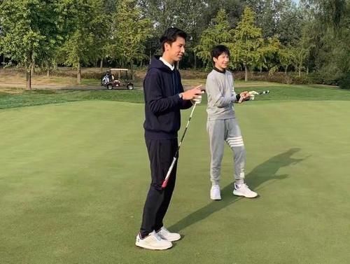 寇振海女儿梦萍晒近照，43岁素颜状态好，俩儿子超帅星范儿足