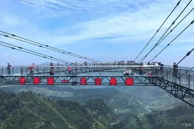 终于来了!浙江最长高空玻璃栈道开放!敢走我敬你是条汉子!