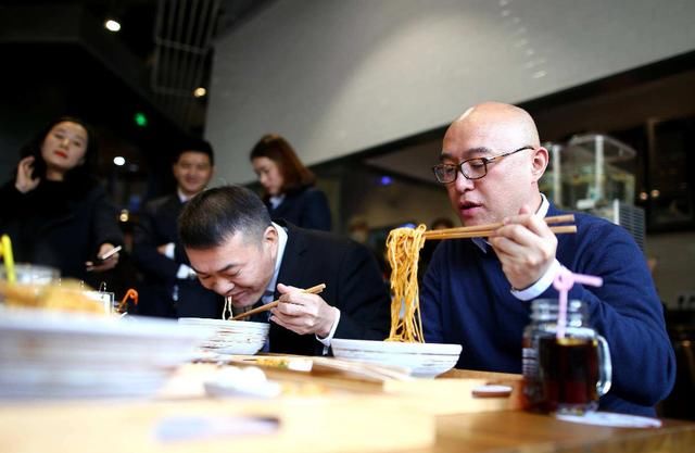 孟非面馆半年倒闭三家,半价活动都没人去,网友:谁去谁傻子!