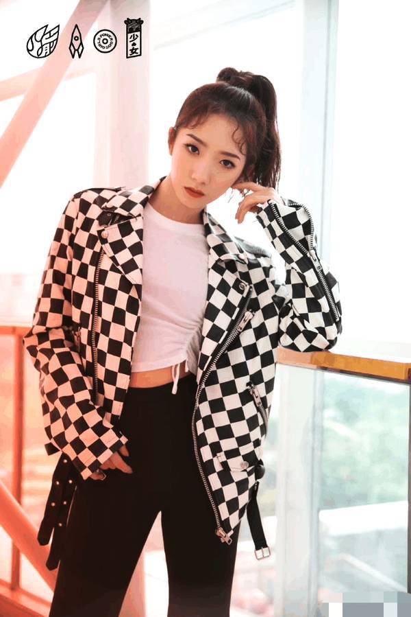 火箭少女直播出事故,伴奏突然消失,坚持表演清