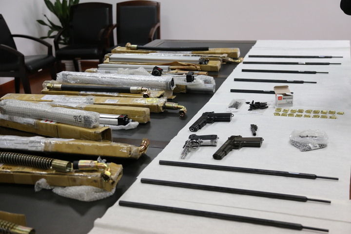 入境公仔里藏着枪支配件 一查原来是仿真枪