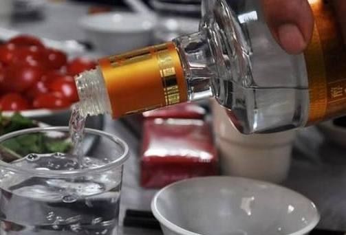 每天喝上一杯白酒,一年后,身体发生了奇妙的变