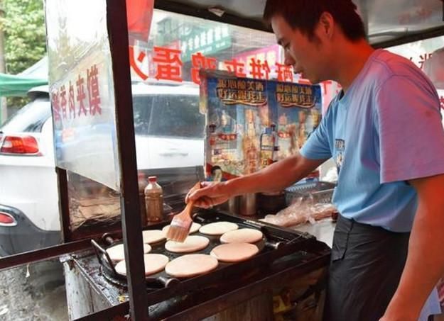 农村小哥市场上卖这种小吃，一天卖300多个，比肉夹馍都好吃!