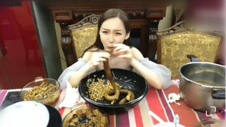 吃完1米长牛鞭,美女主播险喷鼻血,隔着屏幕都