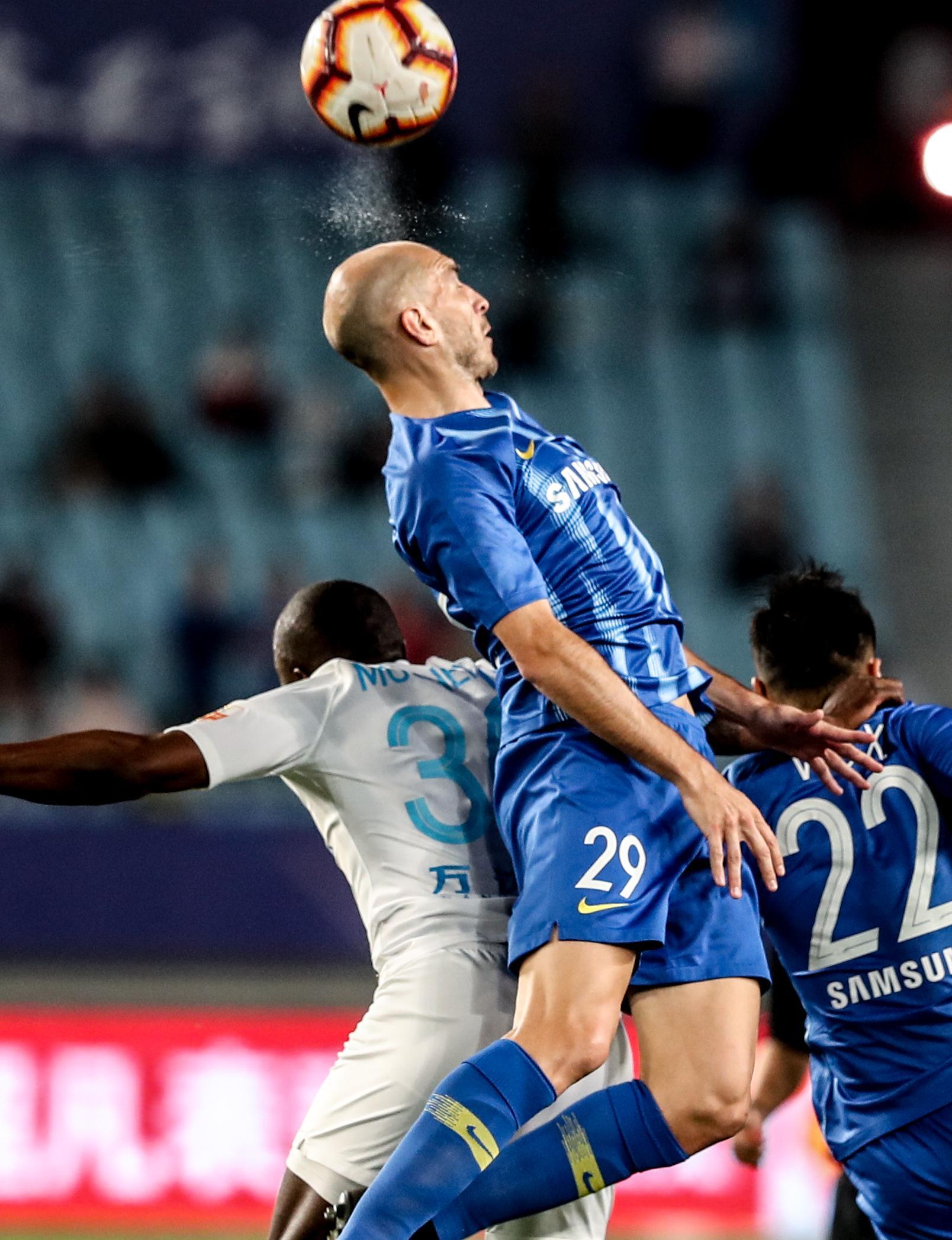 足球--中超:江苏苏宁战平大连一方