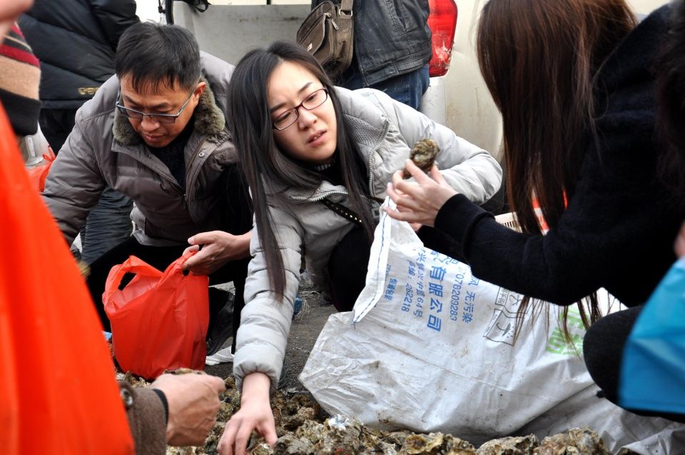 青岛早市 海鲜5块钱一斤 两“嫚”扛着麻袋装 这是要吃到年初几呀