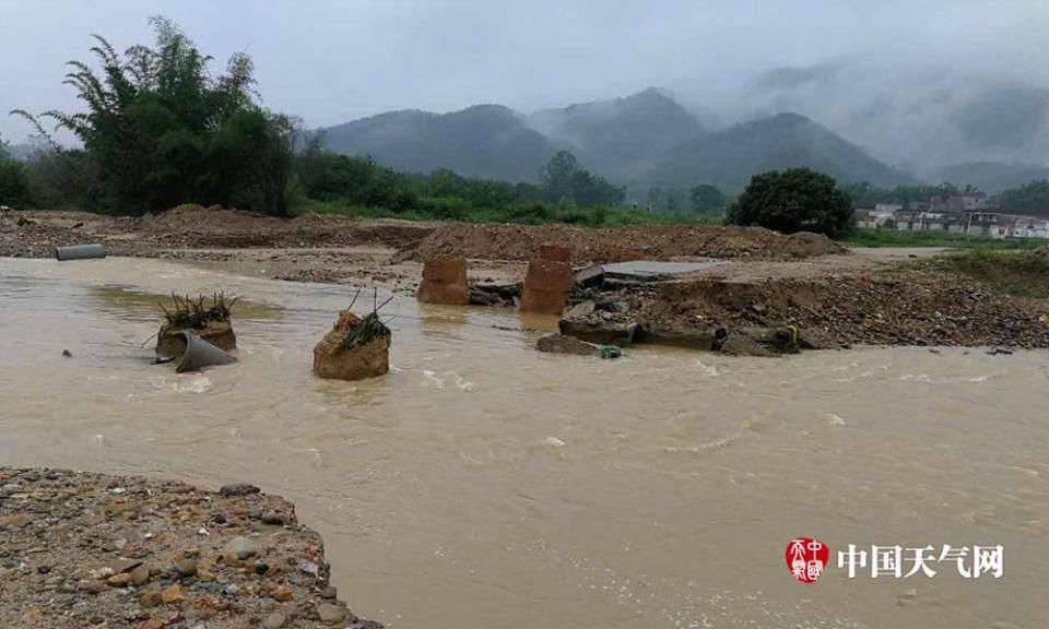 广东江门恩平普降大暴雨 路桥设施被洪水冲毁