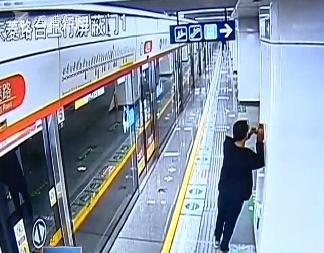 出于好奇 按一下试试 监控拍下男子按响地铁急