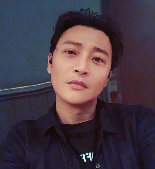 陈志朋参加小商场演出，舞台布置简陋，台下无人与他捧场令人唏嘘