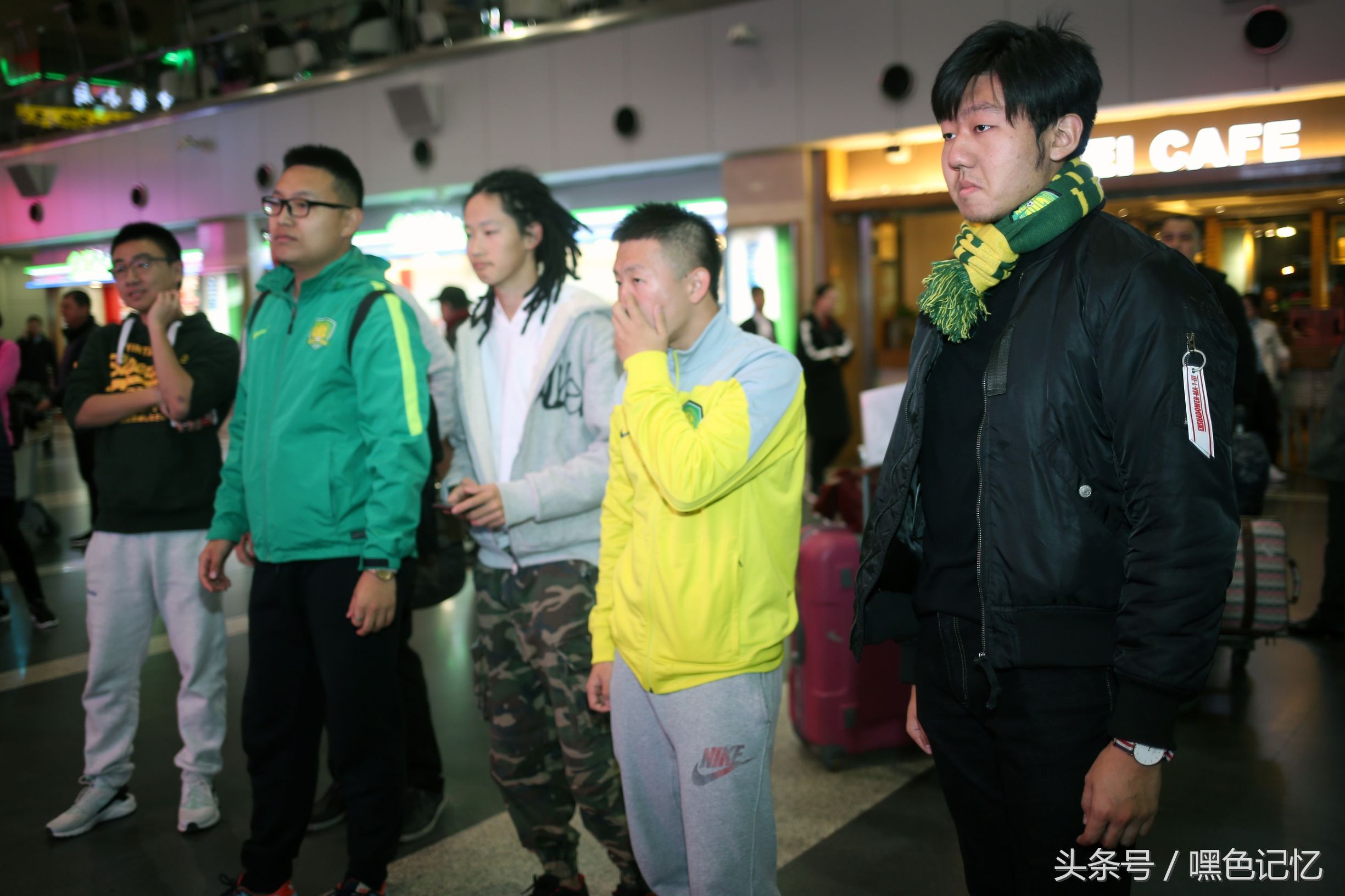 球迷送外援克里梅茨离京 球迷唱起国安队歌伤