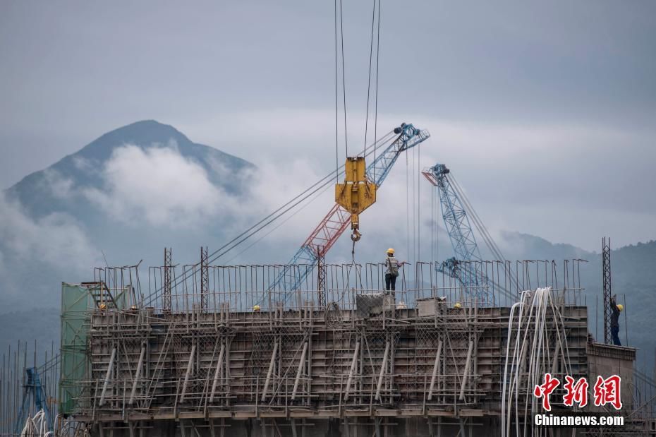 广西大藤峡水利枢纽工程正在紧张施工