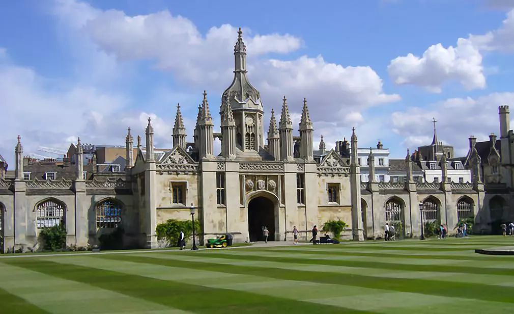 加国79岁老太太苦学四年,终于拿到学士学位!