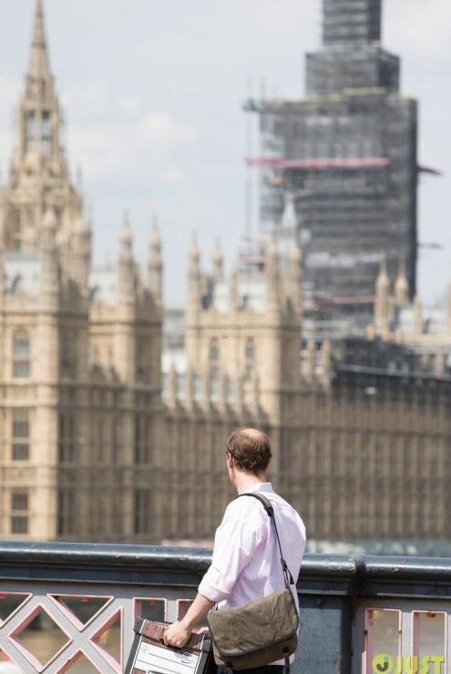 卷福新片《脱欧》曝现场照 脱发秃顶判若两人