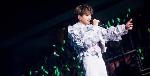 王源对工作人员