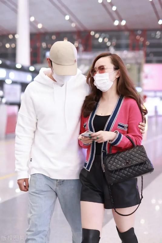 霍思燕携老公亮相,穿针织开衫配皮靴真时髦,身材丰满很有女人味