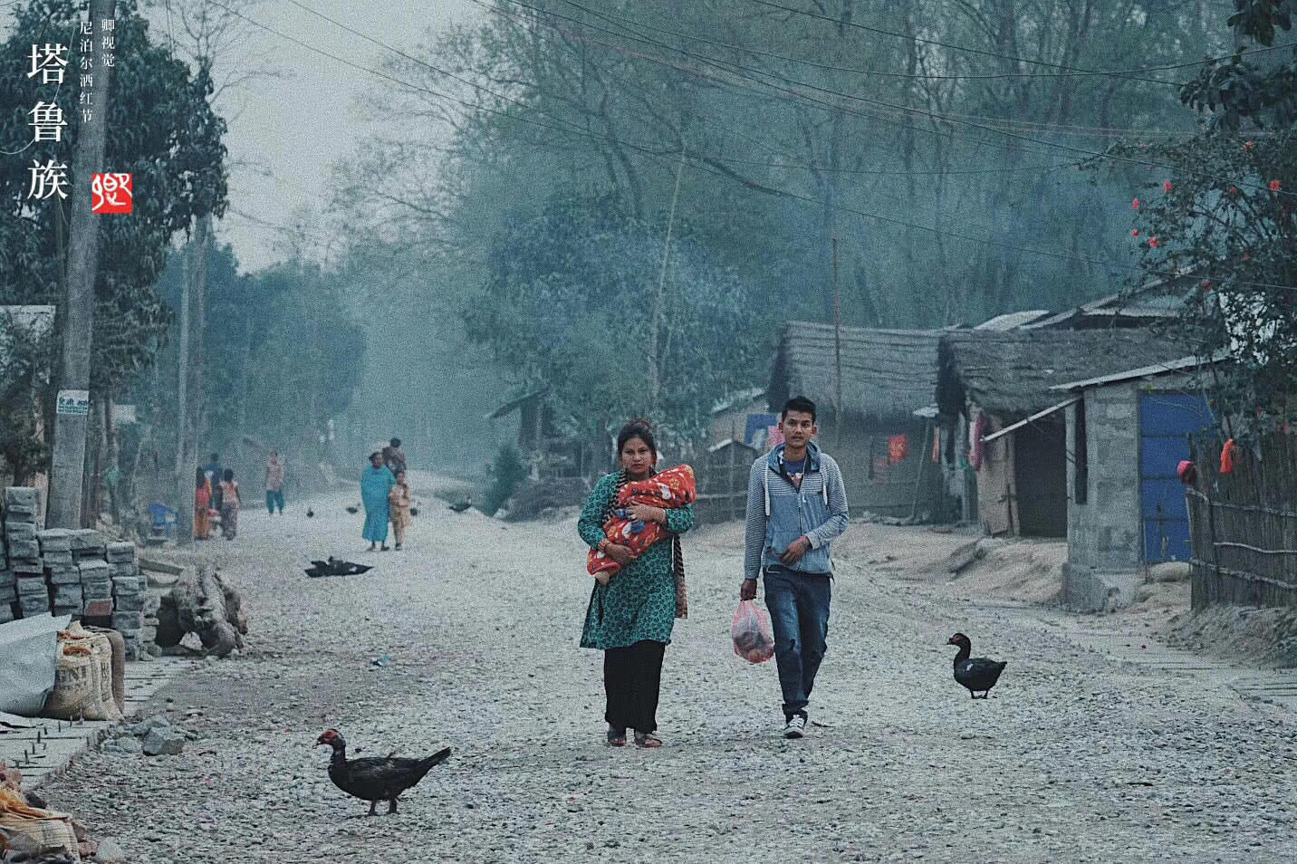 中国邻国这个部落，贫穷如非洲，住在牛粪做的房子