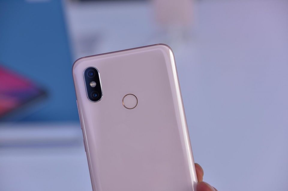 小米8图赏体验:撞脸iPhone X 透明外壳美翻了