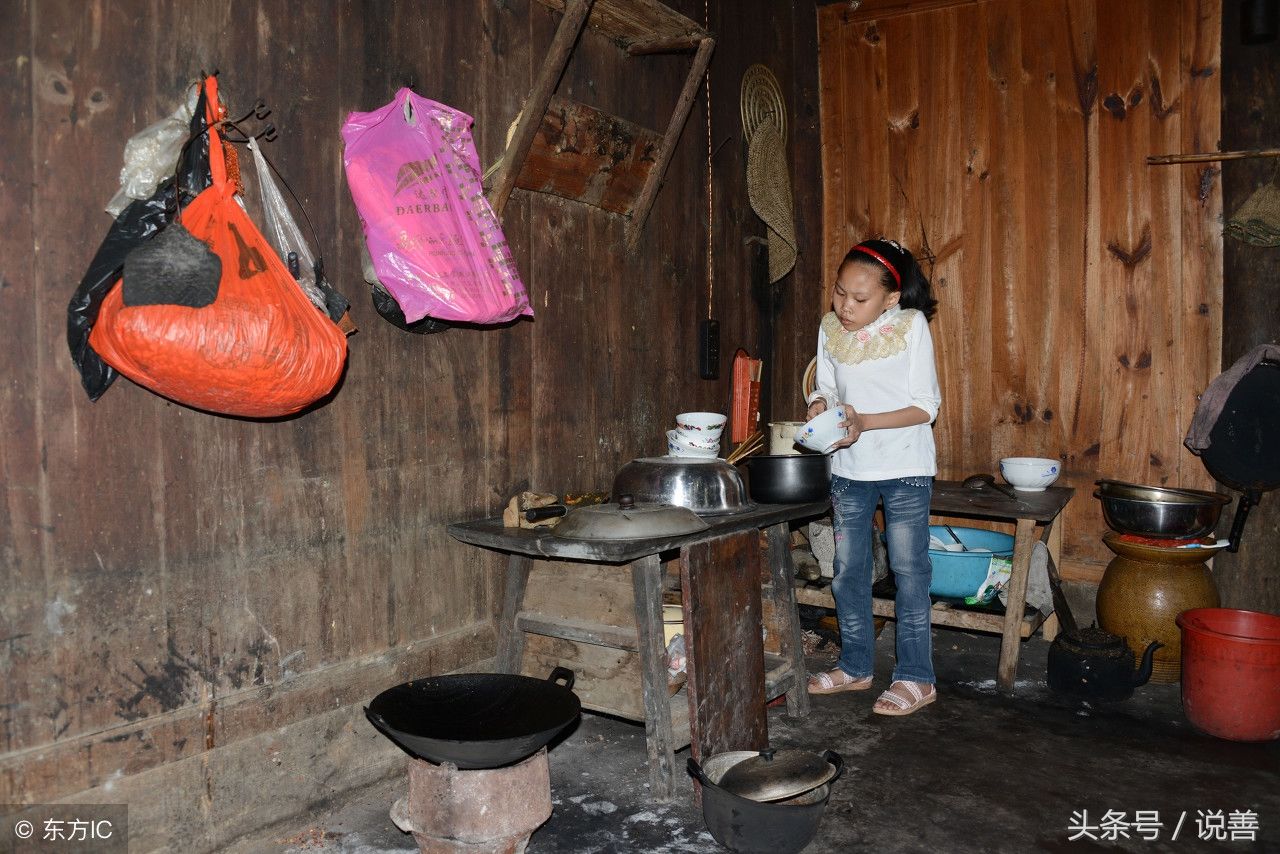 她患肌肉萎缩,父亲去世,母亲改嫁,自己独自照顾