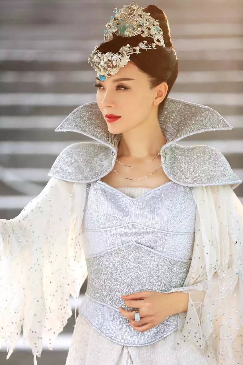 白衣女王造型,杨幂宋茜我见犹怜,赵丽颖baby气