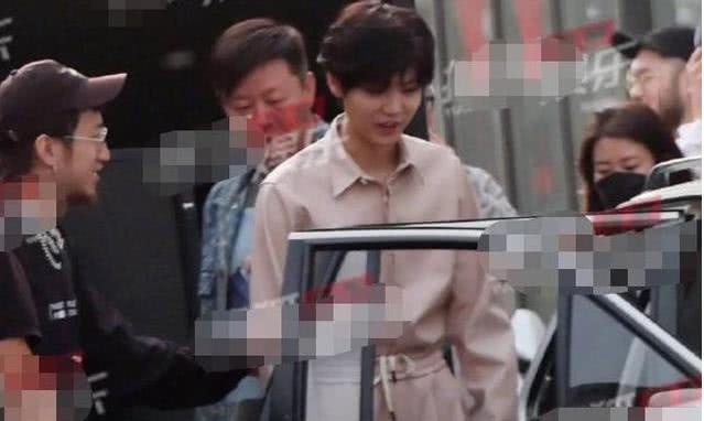 关晓彤探班鹿晗,关晓彤一个动作,网友:这就是爱