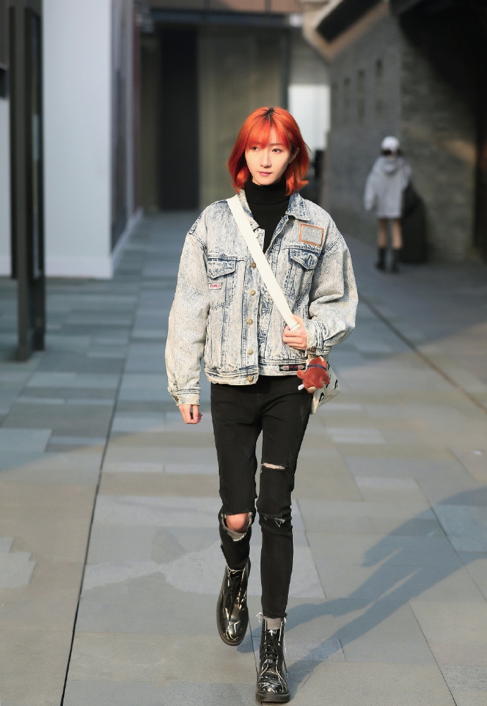 街拍:图1董洁尴尬了,穿出五五身既视感?图2高