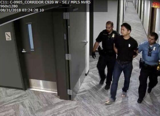 刘强东被捕视频曝光:脚踩拖鞋,警方带走他时拉