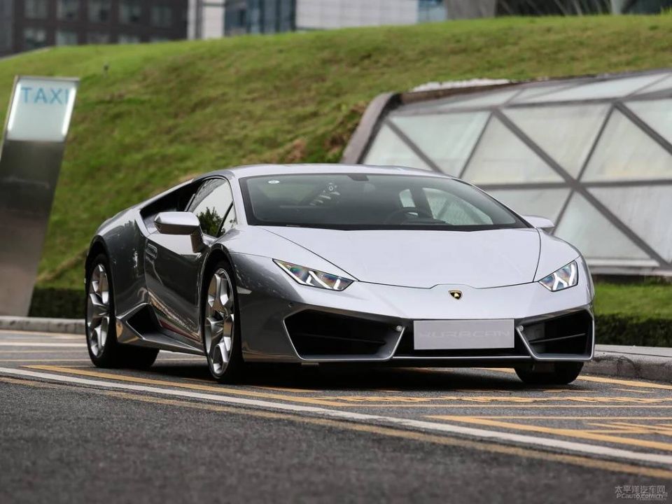 想买豪车装逼,看看你买个最便宜的乞丐版要搬