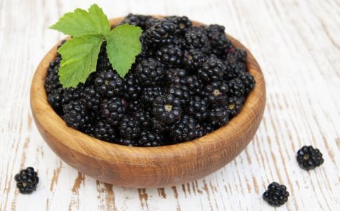 阴虚的人脸颊爱发红 ,多吃桑葚膏能调理,滋阴又