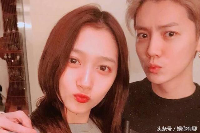 鹿晗关晓彤大年初二甜蜜出游,两人一路嘻嘻哈