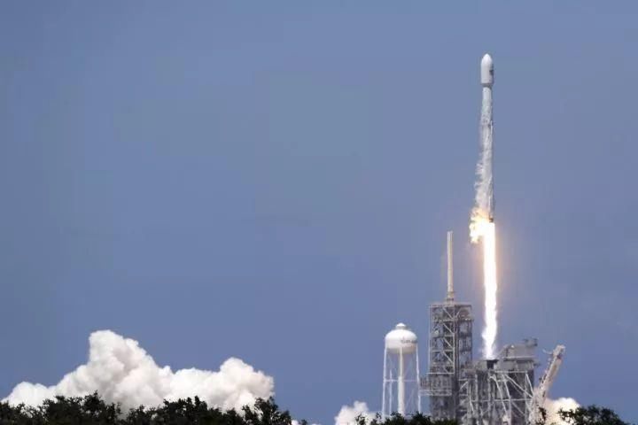 SpaceX又上头条!马斯克的卫星互联网项目即将发射，4425颗卫星202