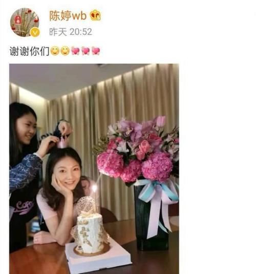 张艺谋小31岁娇妻晒照庆生！小女儿为妈妈戴皇冠，长得太像爸
