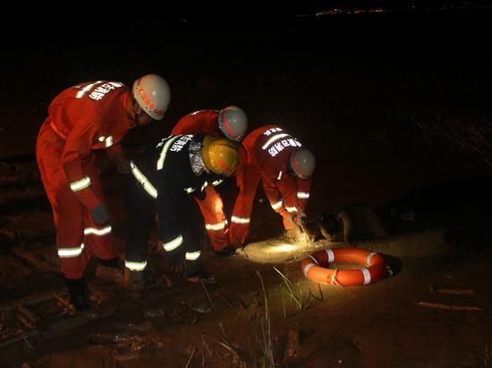 乌海:醉酒女子黄河边吹风不料陷入泥潭