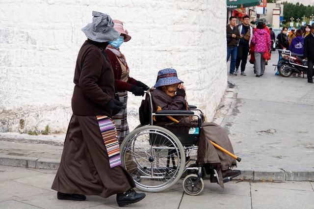 追着磕长头的脚步，走进眼睛的天堂