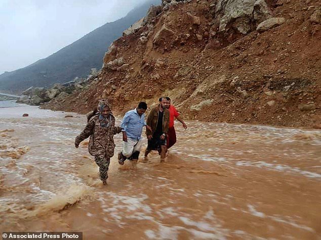 沙漠刮台风了！梅库努登陆阿曼泼下特大暴雨，网友：要气候大变？