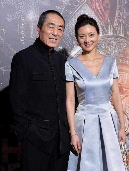 张艺谋小31岁娇妻晒照庆生！小女儿为妈妈戴皇冠，长得太像爸