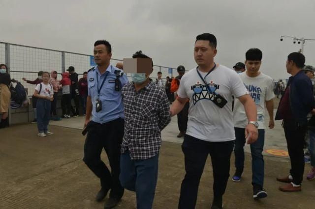 钱江潮叫板张学友 警方从观潮人群里揪出一逃犯