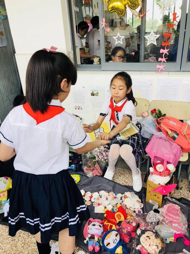 别开生面的六一活动 湖师附小全校师生逛市