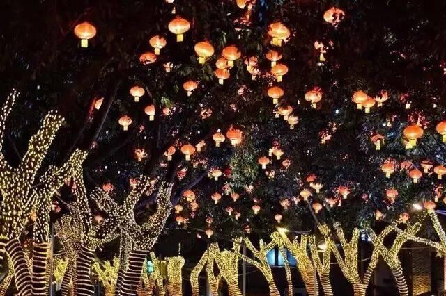 春节到了,山城重庆已变成了“天上的街市”