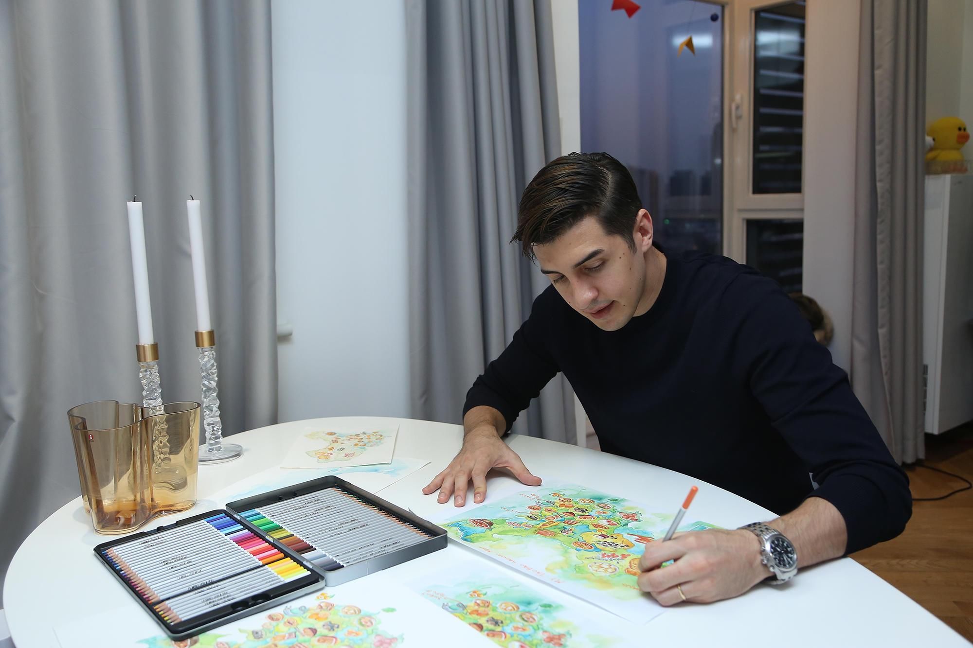 老外通过淘宝吃遍中国 爱上臭豆腐大呼比鲱鱼