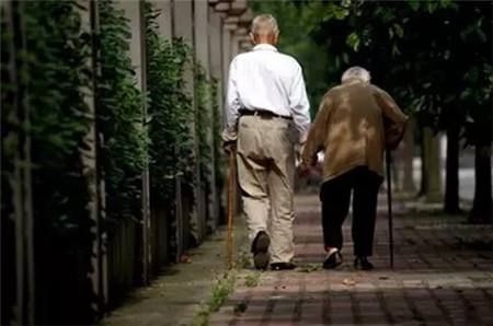 老人因节约吃隔壁桌的剩饭, 结账时老板的做法