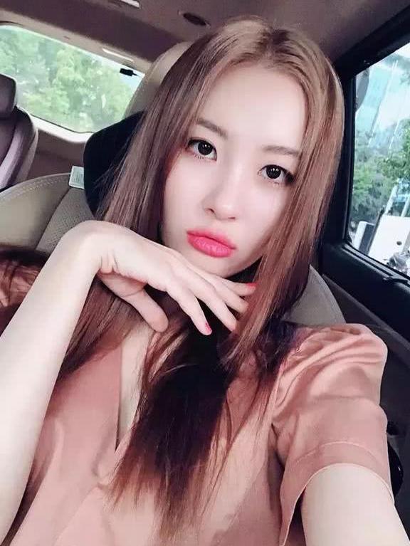 不只IU,宣美跟经纪人的感情也超好,两人曾手牵