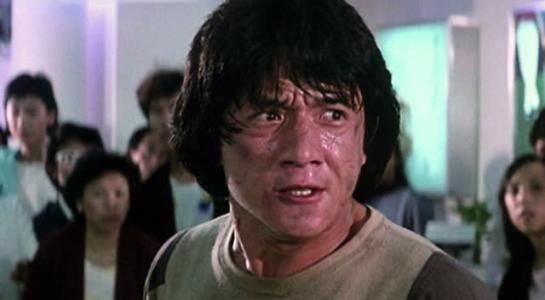1985年12月,主演警匪片《警察故事》,在片中饰演正直善良、嫉恶如仇的陈家驹;这部电影是香港第一部警匪功夫片,它不仅让成龙的银幕形象从功夫小子过渡到警察英雄,同时也让成龙找到了在功夫片领域的发展方向。
