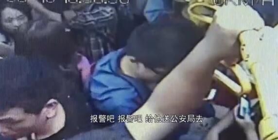 男子公交车上脱裤猥亵女乘客 逃下车又被乘客抓回