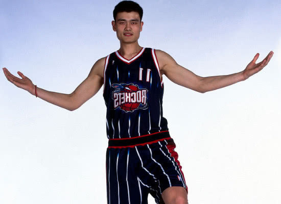 姚明女儿身高已“失控”，网友:她将会是下一个“投篮高手”!