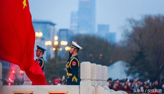 解放军为何接替武警升旗？揭秘天安门广场升旗仪式新变化！